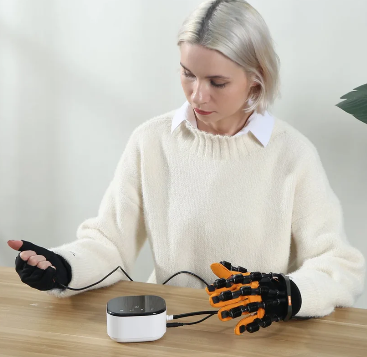 قفازات ذكية لإعادة تأهيل اليد والحركة